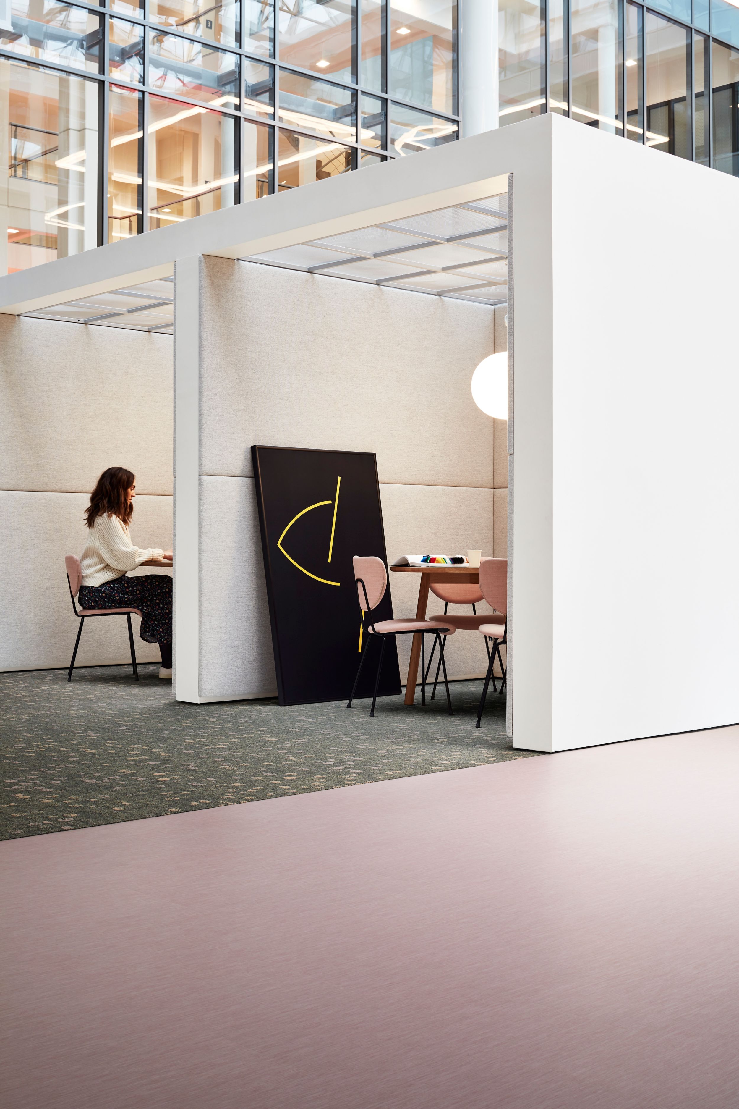 image Interface Brushed Lines LVT and Broome Street carpet tile in enclosed cubicles numéro 2